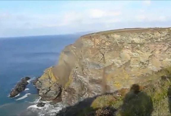 Falaises du nord s’écroulent dans la mer