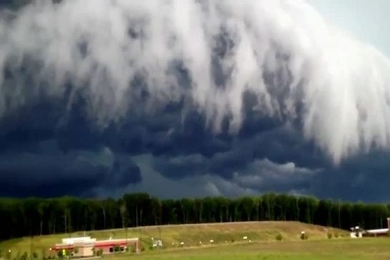 Nuages d’orage effrayant s’approchent de la ville