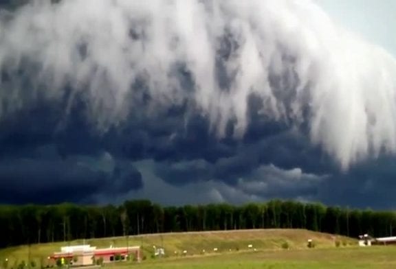 Nuages d’orage effrayant s’approchent de la ville