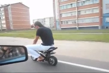 Homme sur une mini-moto