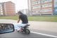 Homme sur une mini-moto
