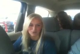 Elle répète chaque mot de la fin vers le début