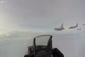 Vue cockpit d’un F-16 qui se fait ravitailler en vol