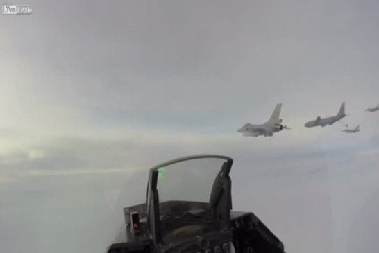 Vue cockpit d’un F-16 qui se fait ravitailler en vol