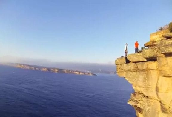 Sauts audacieux d’une falaise de 60 mètres