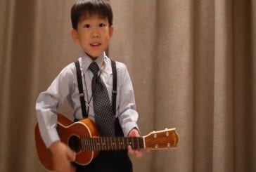 Jeune enfant reprend the beatles au ukulele