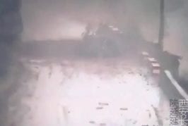 Voiture écrasée durant un glissement de terrain