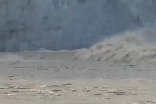 Surfer sur un glacier en Alaska