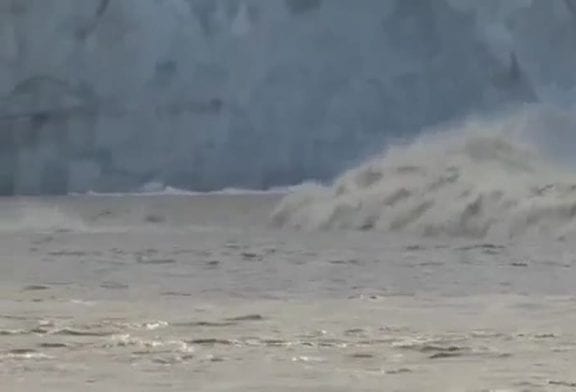 Surfer sur un glacier en Alaska