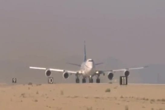 Boeing 747 effectue un freinage d’urgence au décollage