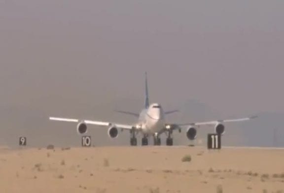 Boeing 747 effectue un freinage d’urgence au décollage