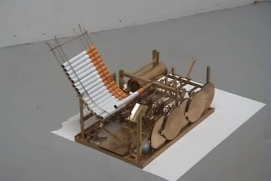 Machine bizarre à fumer