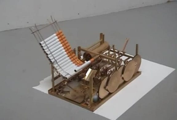 Machine bizarre à fumer