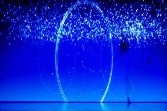 Danseurs japonais avec des lumières hypnotiques