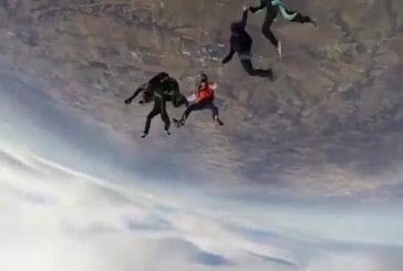 Parachutiste frôle un avion en plein air