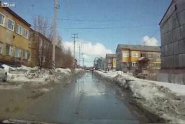 Piétons russe disparaît presque sous la neige