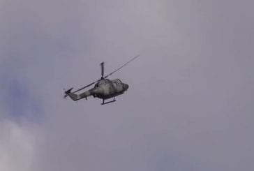 Hélicoptère militaire Lynx réalise un back flip