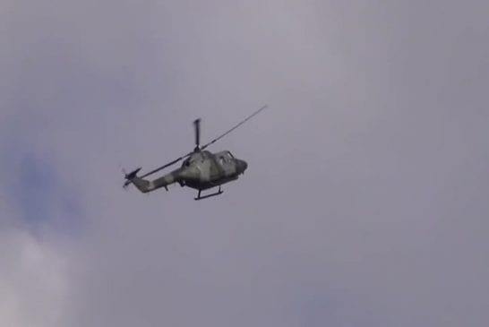 Hélicoptère militaire Lynx réalise un back flip