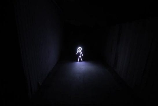 Bébé porte son costume d’Halloween en LED