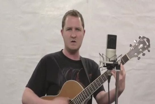 Gars vraiment enthousiaste reprend Danger Zone de Kenny Loggins