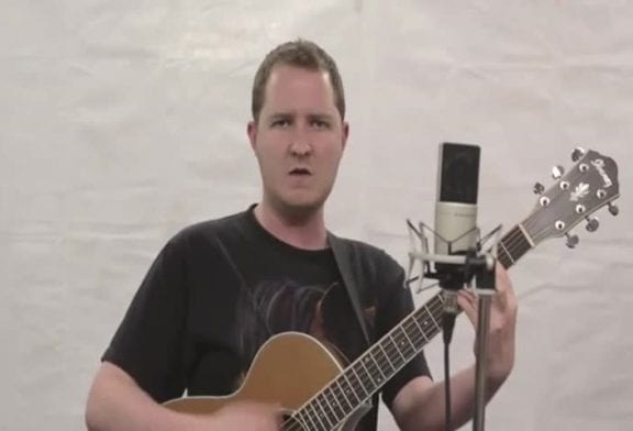 Gars vraiment enthousiaste reprend Danger Zone de Kenny Loggins