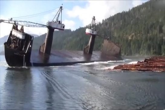 Bateau chavire intentionnellement pour décharger sa cargaison