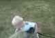 Petit enfant essaie de boire de l’eau au tuyau