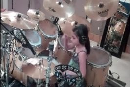 Fille de 10 ans sur des tambours