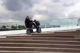 Vieil homme prend les escaliers comme un boss