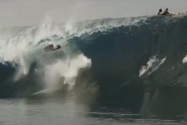 Enormes vagues pour surfeurs