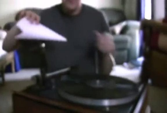 Jouer un morceau de musique avec la broche et du papier