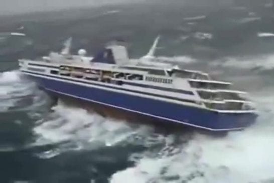 Bateau de croisière pris dans un ouragan