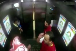 Les fans d’équipes aderses entrent dans un ascenseur blagueur