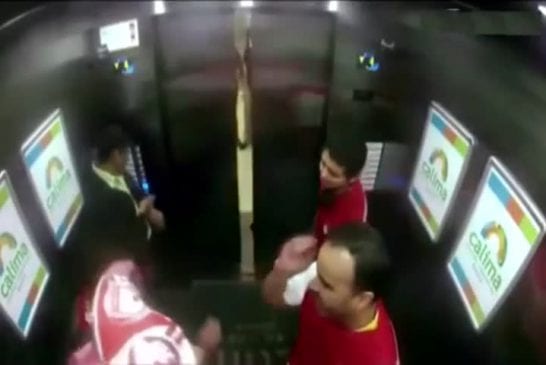 Les fans d’équipes aderses entrent dans un ascenseur blagueur