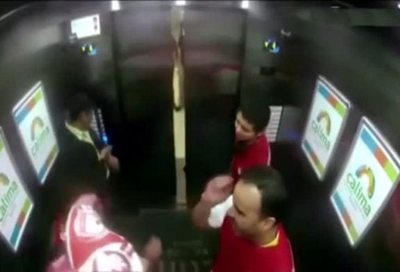 Les fans d’équipes aderses entrent dans un ascenseur blagueur