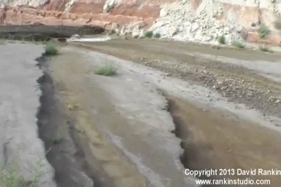 Chasseur des crues éclair capture une incroyable inondation