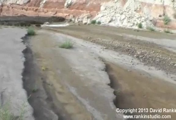 Chasseur des crues éclair capture une incroyable inondation