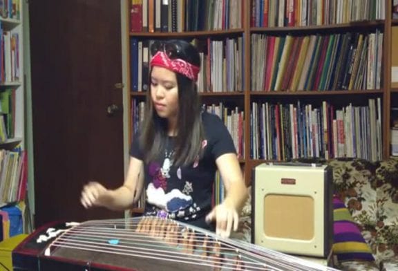 Fille reprend Sweet Child O Mine sur des instruments traditionnels