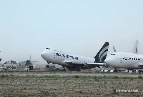 Vents extrêmes soulevant un jumbo jet vide boeing 747