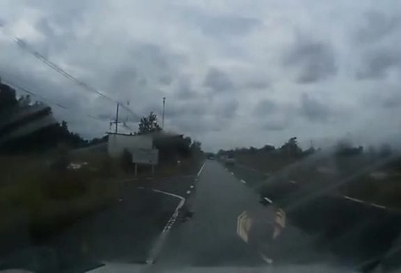 Conducteur ninja évite de justesse un pickup