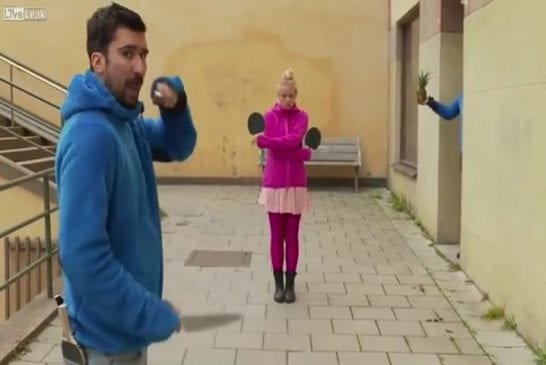 Lancer de couteaux en jouant au Ping-pong