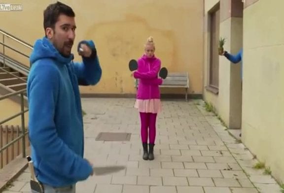 Lancer de couteaux en jouant au Ping-pong