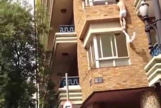 Quand l’amant de sa femme s’échappe par la fenêtre