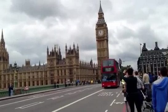 Homme lévite à côté d’un bus en mouvement