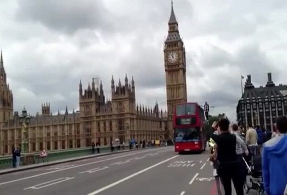 Homme lévite à côté d’un bus en mouvement