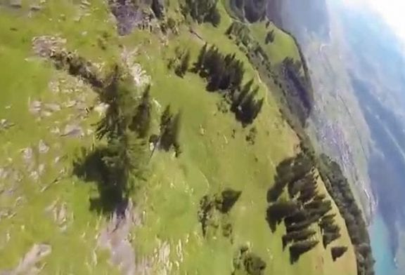 Incroyable vol de wingsuit le long d’une falaise