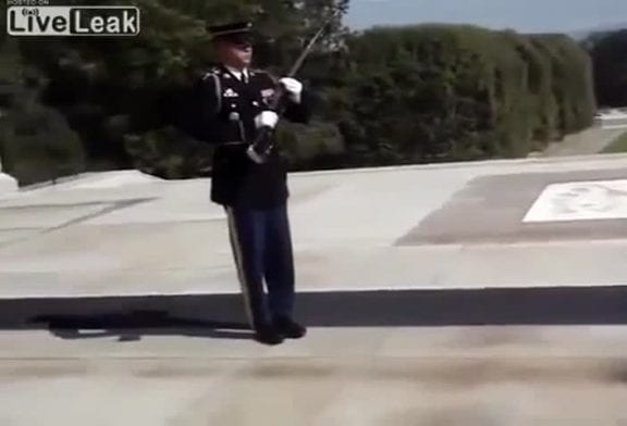 Tombe du soldat inconnu fait taire la foule après un rire