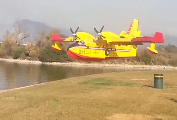 Avion bombardier pompe l’eau d’un lac