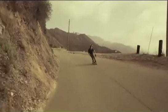 Superbe descente en longboard réalisé par James Kelly