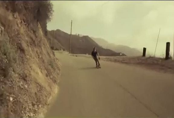 Superbe descente en longboard réalisé par James Kelly